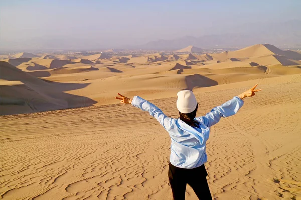 Радостная Женщина Путешественница Поднимает Оружие Песчаной Дюне Пустыни Уакачина Провинция — стоковое фото