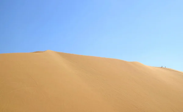 Масивні Піщані Дюни Пустелі Уакачіна Людьми Йдуть Вершину Іка Перу — стокове фото