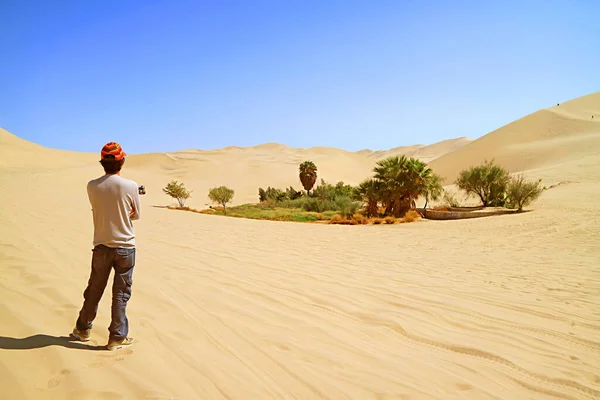 Відвідувач Дивиться Маленький Оазис Величезних Піщаних Дюнах Пустелі Уакачіна Іка — стокове фото