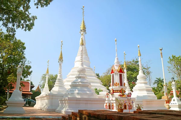 Grupo Incrível Pagode Estilo Mon Phra Tao Wat Chomphuwek Templo — Fotografia de Stock
