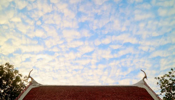 Erstaunliche Altkumuluswolken Himmel Über Dem Buddhistischen Tempelgiebeldach — Stockfoto