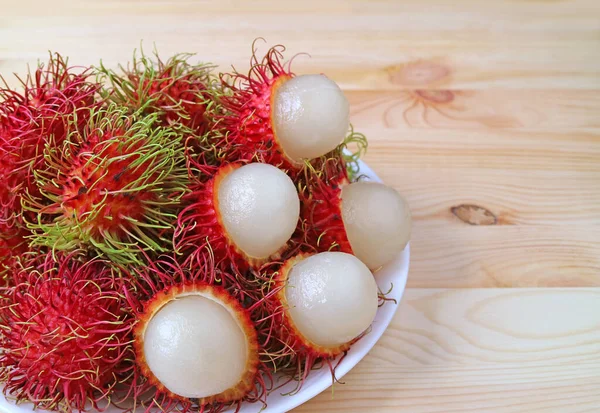 Plate Fresh Peeled Ripe Rambutan Whole Fruits Wooden Table — Stock Photo, Image