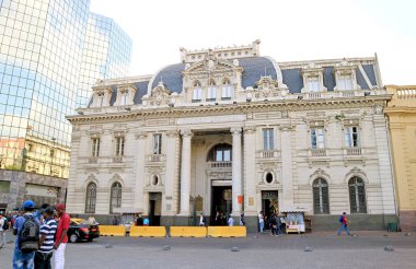 Şili, Santiago 'daki Armas Meydanı' nda bulunan Şili Ulusal Anıtı Etkileyici Merkez Postane veya Correo Central