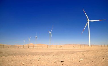 Atacama Çöl Rüzgâr Çiftliği, Kuzey Şili Bölgesi, Güney Amerika 'da Rüzgar Türbinleri Sırası