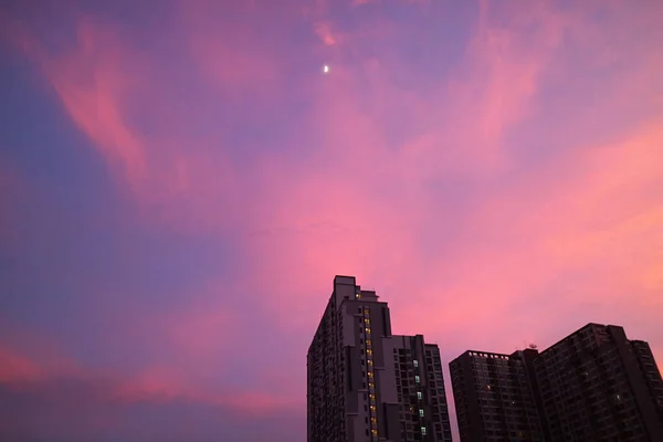 Romantic Sunset Sky City Bright Quarter Moon — Stock Photo, Image