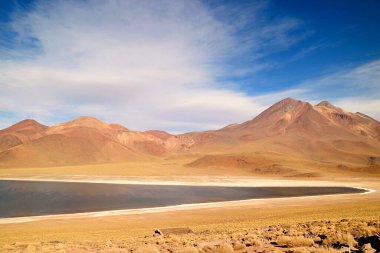 Laguna Miscanti, inanılmaz tuzlu su gölü deniz seviyesinden 4,120 metre yükseklikte Atacama Çölü, Antofagasta bölgesi, kuzey Şili