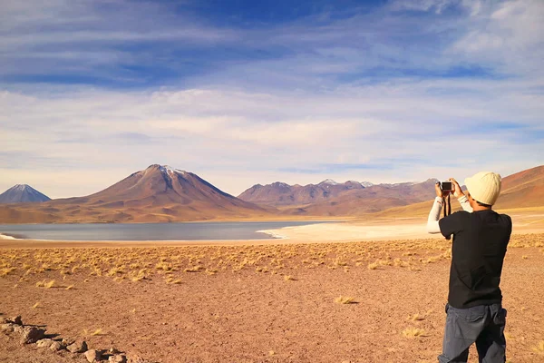 Besucher Schießen Fotos Vom Miscanti See Mit Dem Cerro Miscanti — Stockfoto