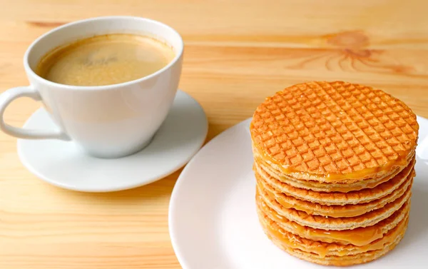 Stack Valbara Holländska Stroopwafels White Plate Med Suddig Varmt Kaffe — Stockfoto