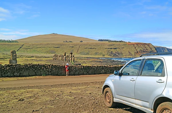 Kvinnliga Besökare Tar Bilder Ikoniska Femton Moai Statyer Ahu Tongariki — Stockfoto