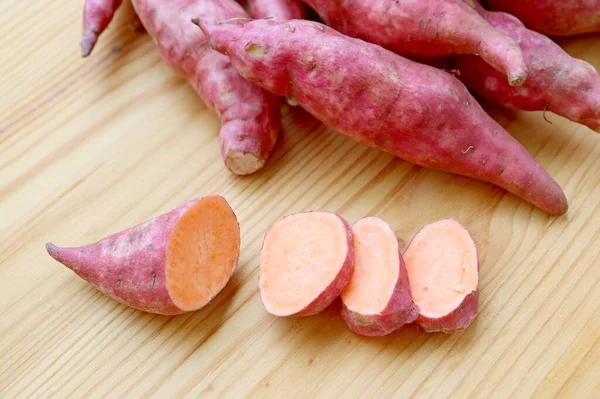 Penutup Cut Raw Sweet Potato Menampilkan Daging Oranye Pucatnya — Stok Foto