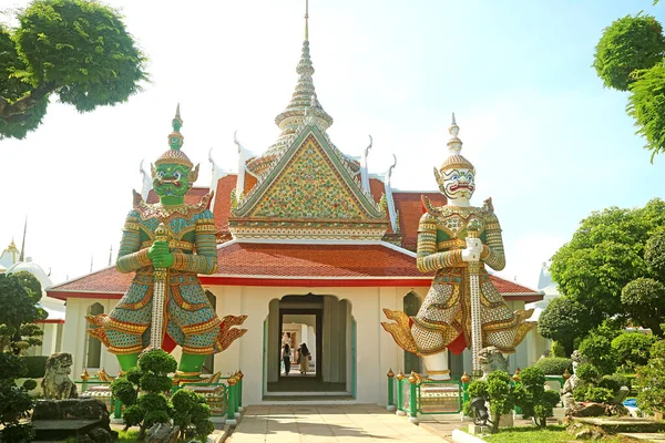 Impressionante Portão Oriental Wat Arun Templo Alvorada Guardando Com Duas — Fotografia de Stock