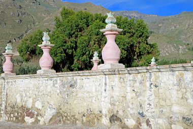 Güney Amerika 'nın Peru bölgesindeki Colca Kanyonu yakınlarındaki Santa Ana de Maca Kilisesi' nin Eşsiz Dış Duvarı