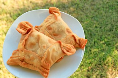 Bir çift leziz Empanadas, Şili Doldurulmuş Beyaz Tabak Pastası