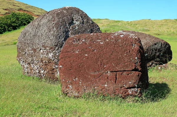 Εγκαταλελειμμένο Pukao Άγαλμα Moai Topknot Την Αρχαία Petroglyph Στην Κόκκινη — Φωτογραφία Αρχείου