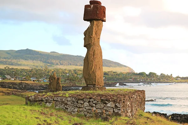 Estátua Moai Maciça Com Pukao Chapéu Ahu Riku Plataforma Cerimonial — Fotografia de Stock