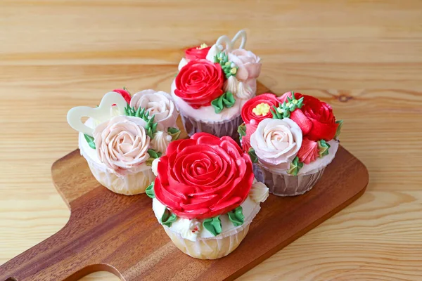 Closeup Four Amazing Flower Bouquet Shaped Frosting Cupcakes — Stok fotoğraf