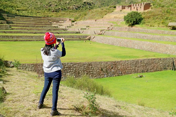 女游客拍摄秘鲁库斯科地区印加圣谷提蓬的古老梯级农业梯田 — 图库照片