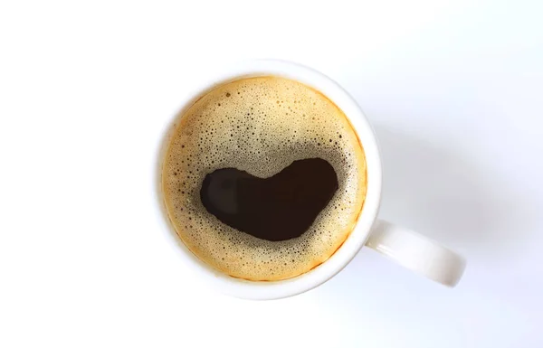 Draufsicht Auf Eine Tasse Schönen Herzförmigen Schaum Schwarzen Kaffee Isoliert — Stockfoto