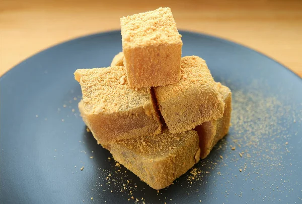 Enfes Warabimochi, Yumuşak ve Çiğnenmiş Japon Geleneksel Kara Tabak Şekerlemesi