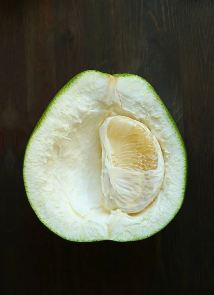 Segment Fruits Frais Pomelo Mûrs Dans Pelure Sur Fond Bois — Photo