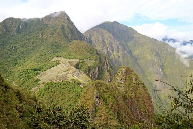 Akbaba şekilli Machu Picchu İncas Kalesi Mt. Dağın yamacından görüldüğü gibi harabe. Huayna Picchu, Urubamba ili, Peru, Güney Amerika