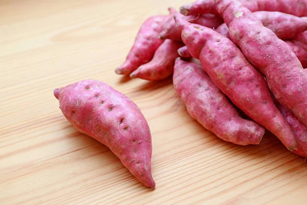 Penutup Raw Purple Sweet Potatoes Wooden Background — Stok Foto