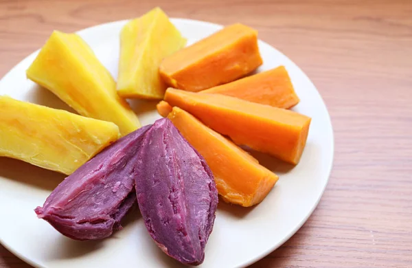 健康的な炭水化物の良いソースの概念のための3つの異なる色の蒸しサツマイモのプレート — ストック写真