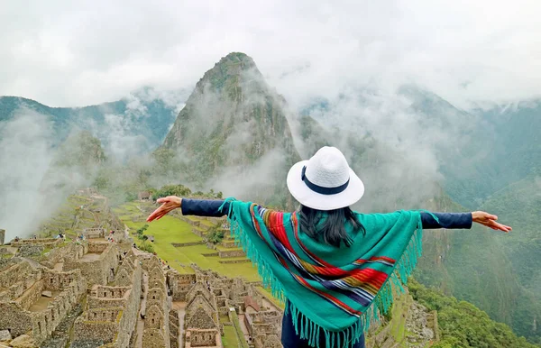 Donna Poncho Blu Impressionata Dalla Stupefacente Cittadella Inca Antica Machu — Foto Stock