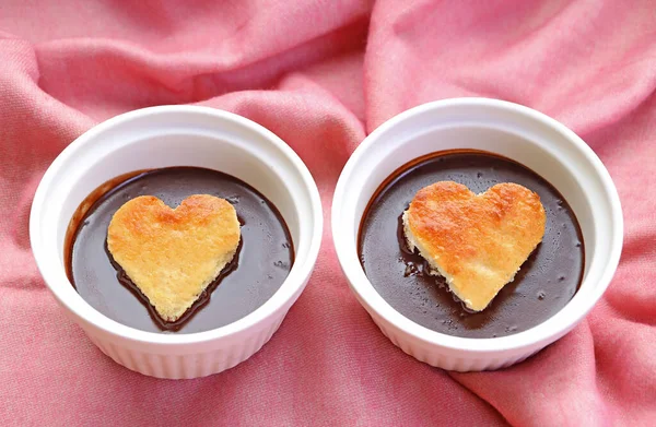 Nahaufnahme Von Zwei Schokoladenmousse Gebäck Mit Herzförmigen Chiffonkuchen — Stockfoto