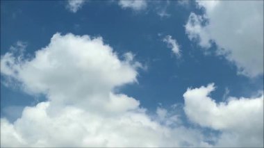 Saf Beyaz Bulutlar Mavi Gökyüzü Hızlandırılmış Görüntülerinde Yüzüyor