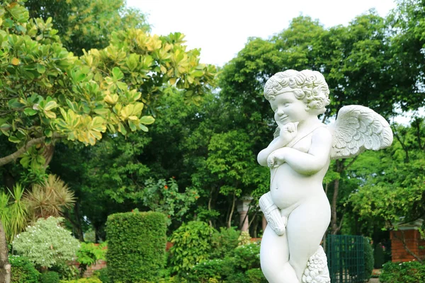 Rozkošný Zlobivý Amor Socha Letní Zahradě — Stock fotografie