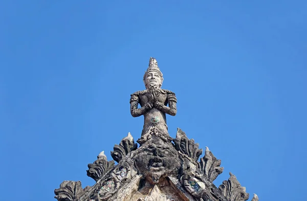 Escultura Incrível Divindade Topo Pedimento Antiga Sala Ordenação Templo Budista — Fotografia de Stock