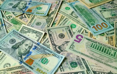 İş ve zenginlik kavramı için Birleşik Devletler dolarları yığını.