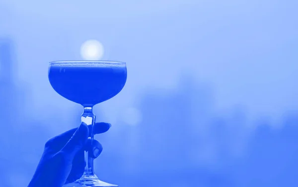 Pop Arte Estilo Cobalto Azul Colorido Coquetel Vidro Mão Com — Fotografia de Stock