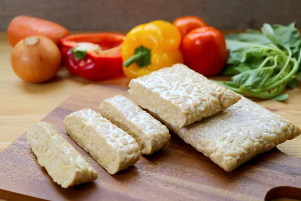 Whole Foods Bitki temelli Tabaklar İçin Taze Taze Taze Tempeh Yığını