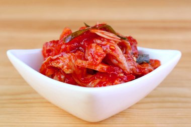 Kimchi 'ye yakın plan, Tahta Arkaplanda Beyaz Kasede Iconic Kore yemeği