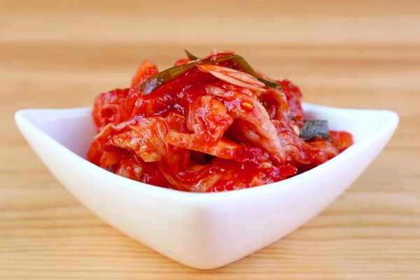 Nahaufnahme Von Kimchi Einem Ikonischen Koreanischen Gericht Weißer Schüssel Auf — Stockfoto