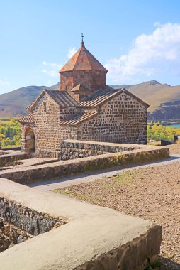 Sevanavank Manastırı 'ndaki Surp Arakelots Kilisesi Sevan Gölü' nün kuzeybatı kıyısındaki bir yarımadada.