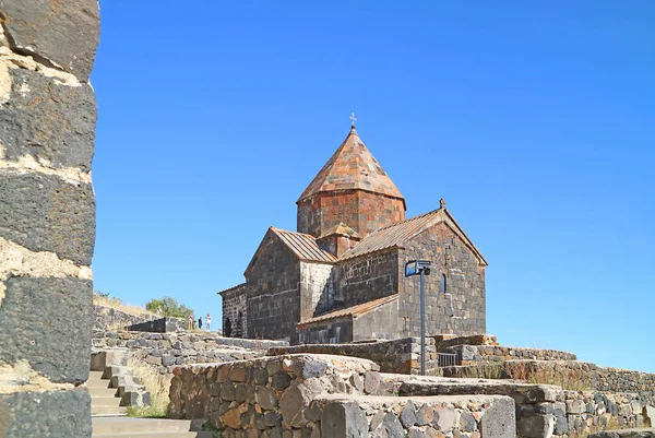 アルメニアのゲガルクニク州 セヴァン湖を見下ろす崖の上のセヴァナバンク修道院群 — ストック写真