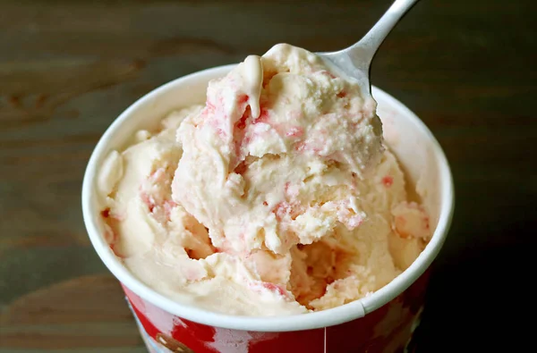 Closeup Spoon Scooping Mouthwatering Creamy Strawberry Cheesecake Ice Cream — Stok fotoğraf