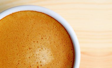 Köpüklü sıcak kahve yüzeyinin sanatsal dokusunun üst görüntüsü