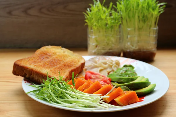 Delectable Fresh Water Spinach Microgreens Avocado Steamed Pumpkin Salad Breakfast — Stok fotoğraf