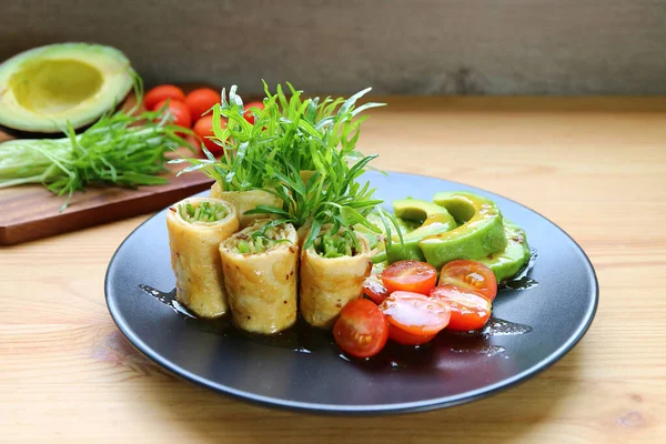 Mouthwatering Egg Rolls Fresh Water Spinach Microgreens Avocado Tomato Salad — Stok fotoğraf