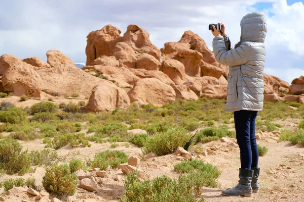 Female Traveler Shooting Photos Amazing Landscape Plenty Rock Formations Siloli — 图库照片
