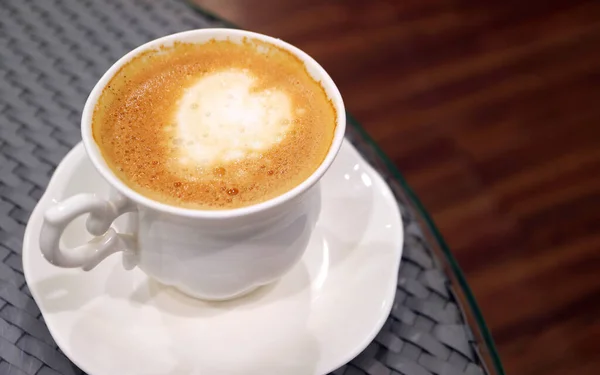 Cup Cappuccino Coffee Heart Shaped Latte Art Table — Fotografia de Stock