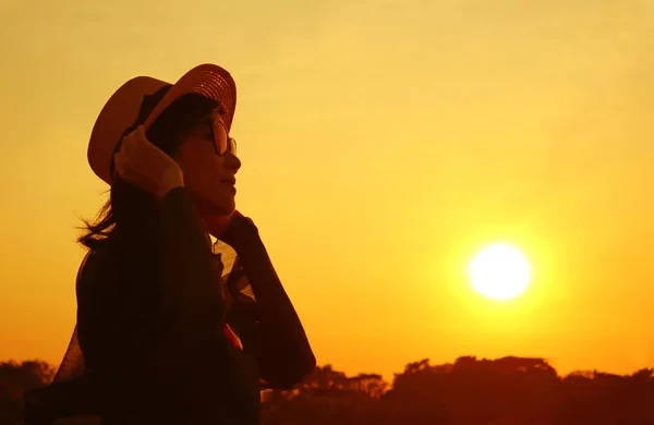 Silhouette Woman Hat Looking Sunrise Sky — 图库照片