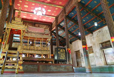 Wat Choeng Tha Tapınağı Vaaz Salonu 'ndaki Muhteşem Süslü Antik Kürsü ve Eserler, Ayutthaya Tarih Parkı, Tayland