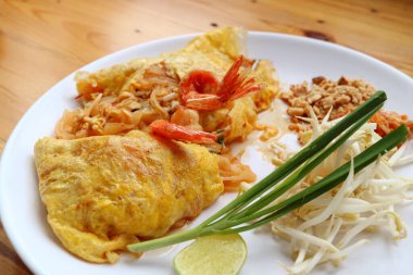 Lezzetli Tayland usulü kızarmış erişte Pad Thai Tayland usulü kızarmış yumurta ve karidesle kaplanmış