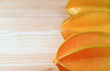 Taze Olmuş Carambola Sırası ya da Tahta Arkaplanda Kopya Boşluğu ile Yıldız Meyveleri