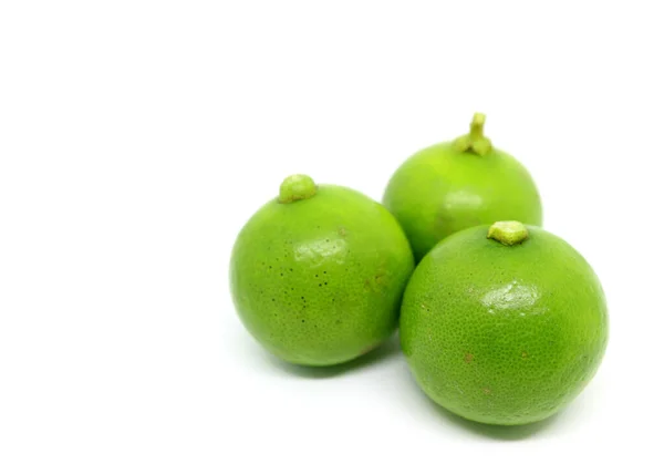 Close Drie Van Levendige Groene Key Limes Witte Achtergrond — Stockfoto